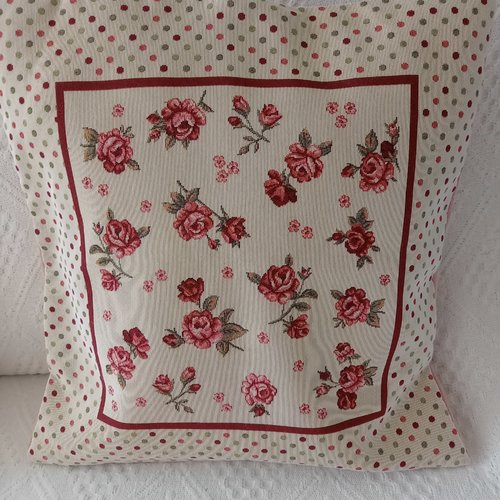 Housse de coussin en tissu avec des roses