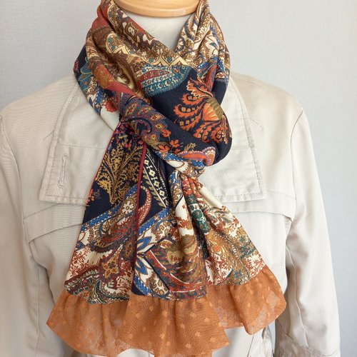 Echarpe femme avec volants noir, marron, beige et bordeaux.