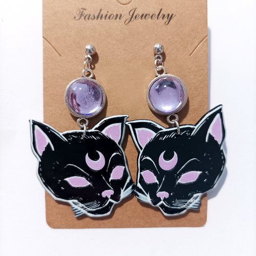 Tête de chat noir et violet