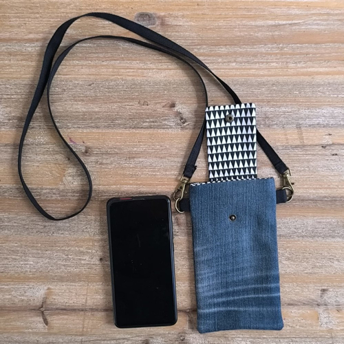 Pochette téléphone " triangles noir et blanc"