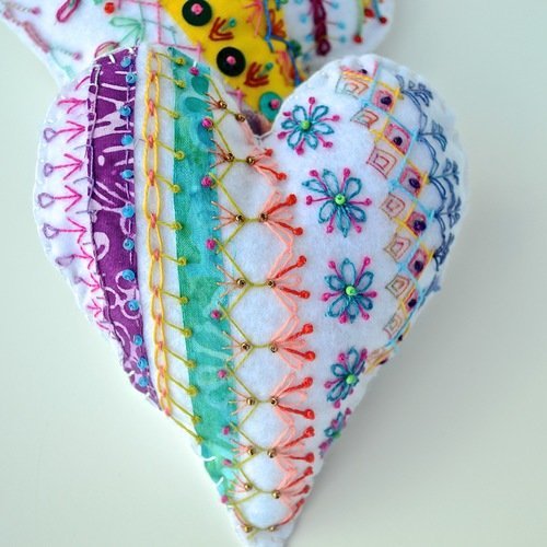 Coeur bohème, coeur brodé à suspendre, coeur en feutrine, décoration de noël