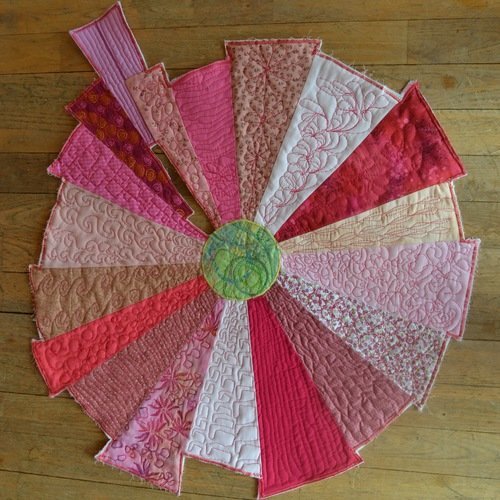 Patchwork mural décoratif rond dans les tons roses - tableau textile