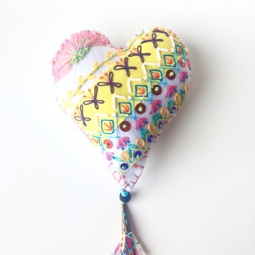 Coeur bohème, coeur brodé à suspendre, coeur en feutrine