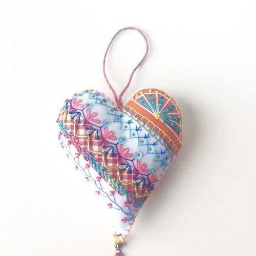 Coeur brodé à suspendre, coeur en feutrine, décoration boho