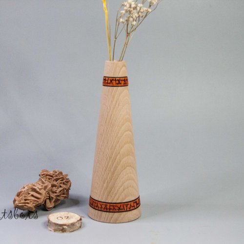 Soliflore pour fleurs séchées en bois de hêtre (france) pyrogravé et texturé- hauteur environ 15cm- ø maxi environ 5 cm-