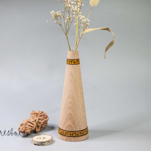 Soliflore pour fleurs séchées en bois de hêtre (france) pyrogravé et texturé- hauteur environ 15cm- ø maxi environ 5 cm-