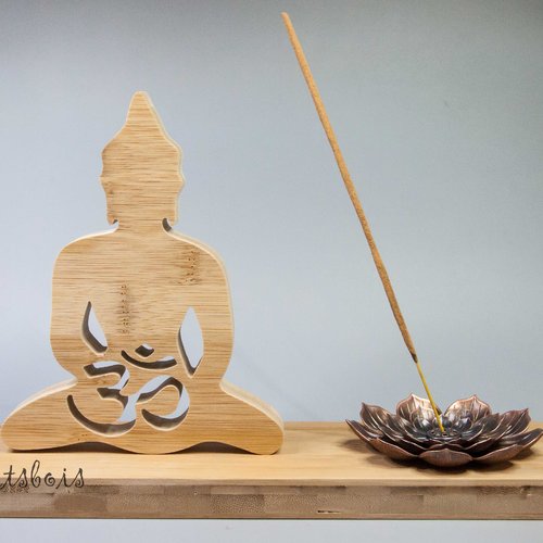 Support encens ou bougie , bouddha symbole ohm  en bois de bambou. longueur 28,5 cm - largeur 8 cm - hauteur 18 cm.