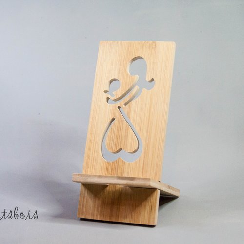 Support de téléphone " mère et enfant "  chantourné à la main en bois de bambou .