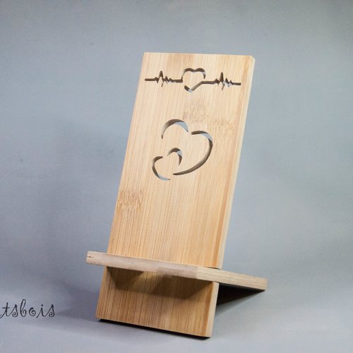 Support de téléphone " coeur "  chantourné à la main en bois de bambou .