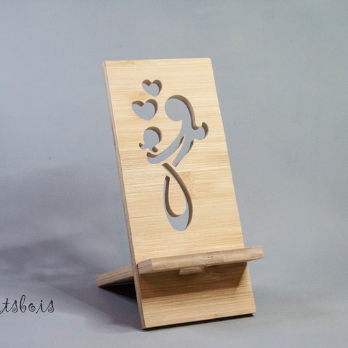Support de téléphone " mère et enfant "  chantourné à la main en bois de bambou .