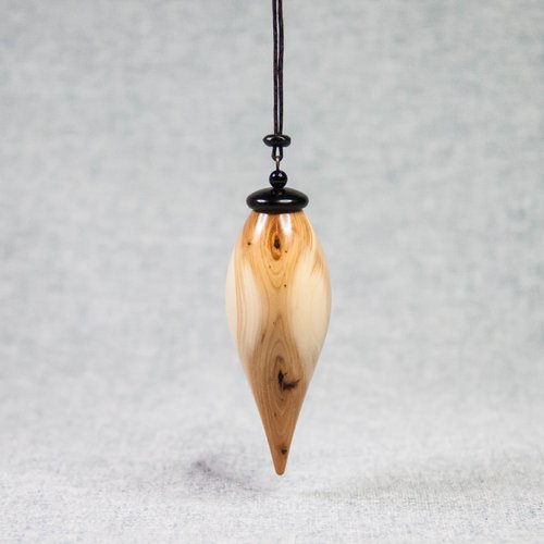 Pendule divinatoire en bois d'if ( france ) et d'ebène ( cameroun ) lesté - long 6,9 cm - ø 2,5 cm - poids 24,3 grammes. radiesthés