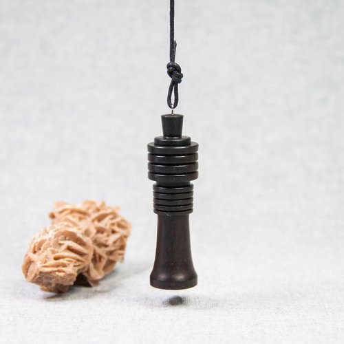 Véritable pendule égyptien en bois d'ebène (cameroun) djed lesté et gravé. long 6,6 cm - ø maxi 2 cm -.poids 18 gr