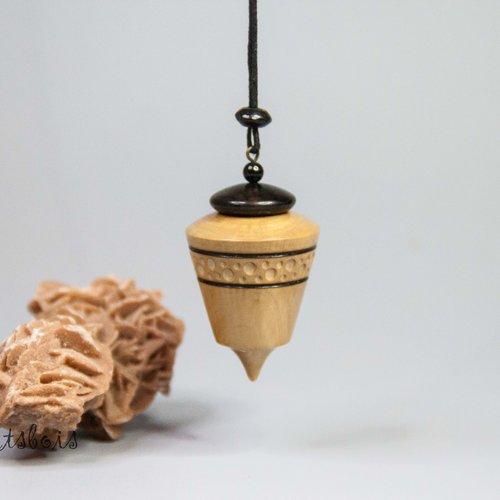 Pendule de radiesthésie en bois de buis ( france ) et d'ebène noir ( cameroun ) lesté. long 4,9 cm - ø 2,9 cm - poids 16,3 grammes.