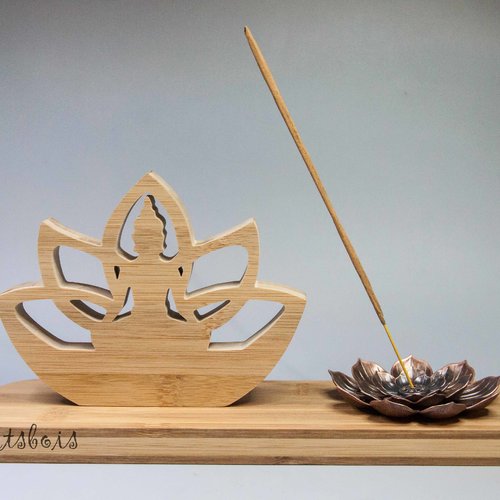 Support encens ou bougie , fleur de lotus et bouddha en bois de bambou. longueur 28,5 cm - largeur 8 cm - hauteur 13,5 cm.