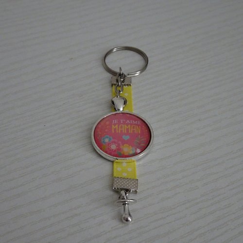 Porte-clés cabochon "je t'aime maman" sur fond rose