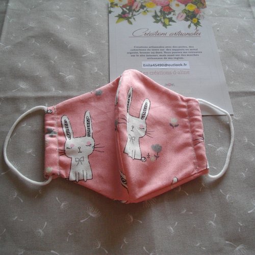 Masque enfant rose avec des lapins blancs