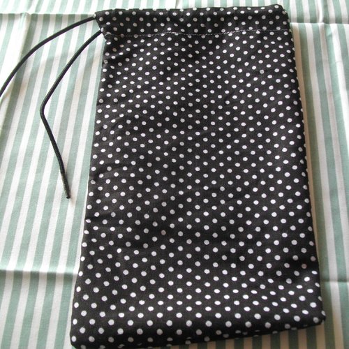 Pochette noire à pois blanc face interne identique pour le rangement de votre masque