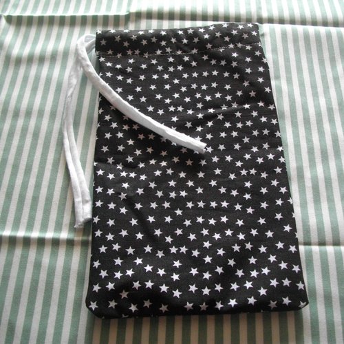 Pochette noire à petite étoile blanche face interne identique pour le rangement de votre masque