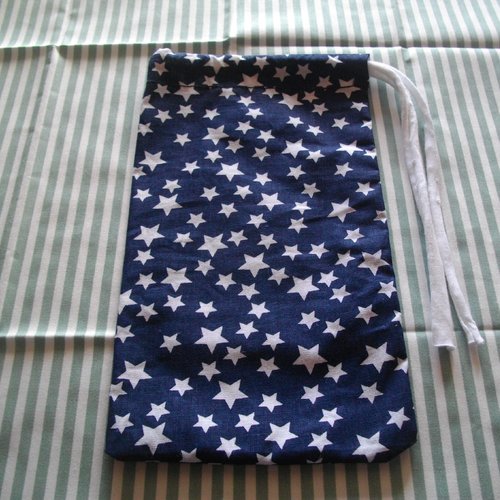 Pochette bleu marine à étoiles blanches pour le rangement de votre masque