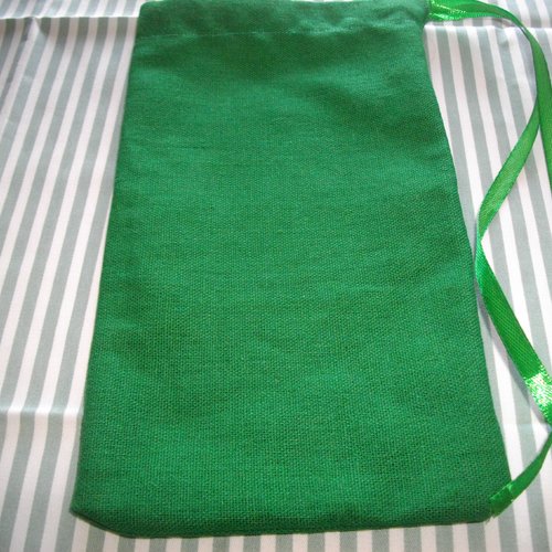 Pochette vert uni pour le rangement de votre masque