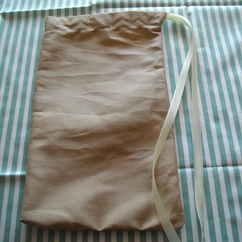 Pochette beige uni foncé pour le rangement de votre masque
