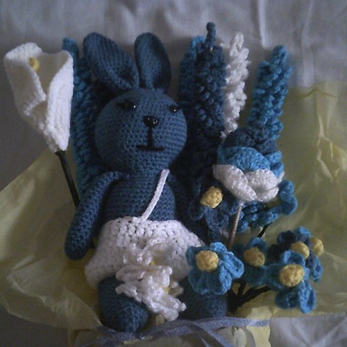 Bouquet doudou + fleur en crochet bleu
