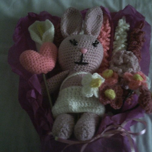 Coffret doudou + fleurs au crochet rose