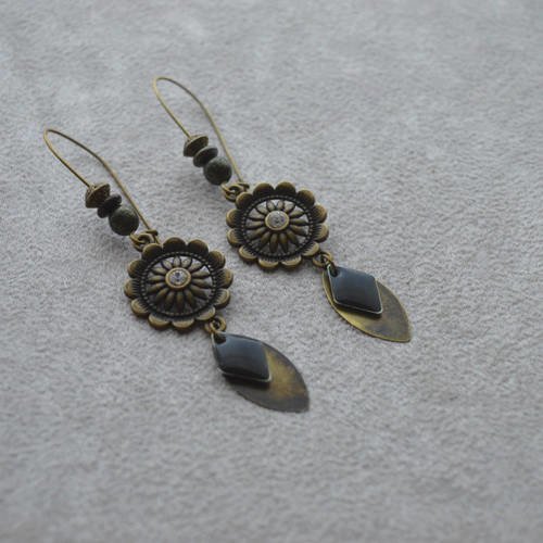 Boucles d'oreille &quot; sia &quot; composées de perles en verre tchèque, losanges en métal émaillé noir