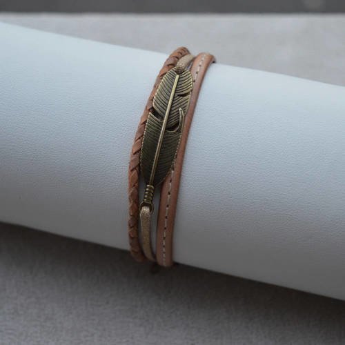 Bracelet &quot; nuna &quot; composé de cuir tressé, cuir surpiqué, daim, plume laiton