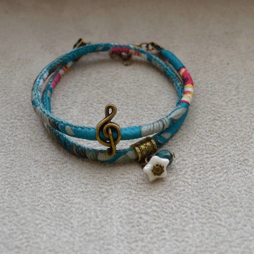Bracelet " keiko " en tissu kimono, perles en verre tchèque, apprêts laiton, réglable