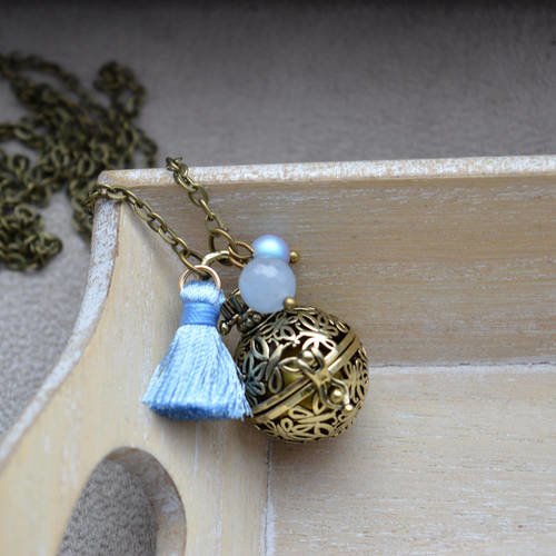 Bola de grossesse, pompon ton bleu ciel, perle en cristal de swarovski nacrée et perle en aigue-marine