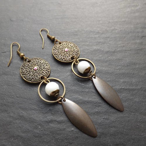 Boucles d'oreille &quot; dayah &quot; composées de perles en jade blanches, mini cabochon en swarovski