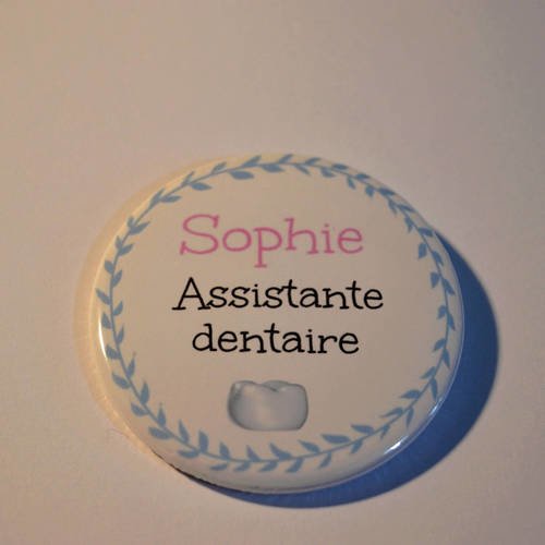 Badge assistante dentaire à personnaliser 5,8 cm de diamètre, ton blanc, bleu et rose 