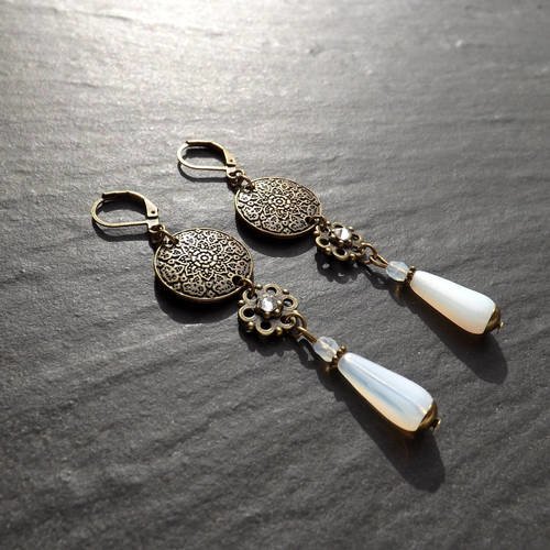 Boucles d'oreille &quot; rania &quot; composées de perles en verre tchèque et cristal ton blanc 
