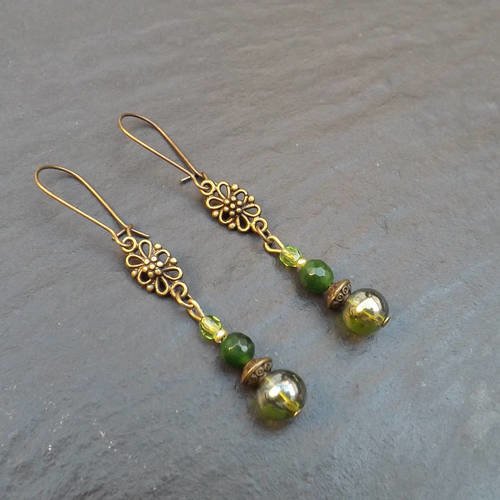 Boucles d'oreille &quot; nature &quot;perles en verre,jade vert et cristal 