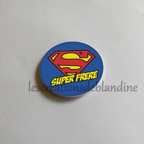 Magnet spécial &quot; super frère &quot; il mesure 5,8cm de diamètre, personnalisation possible 