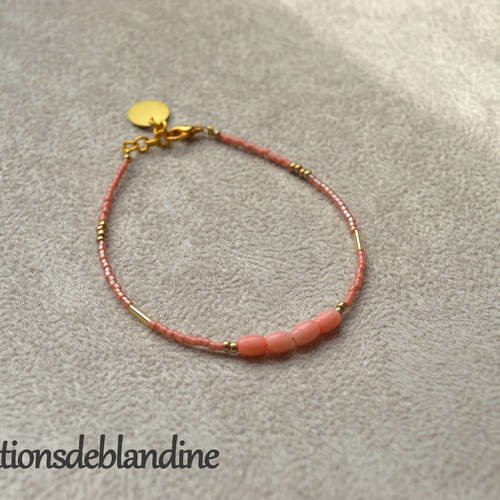 Bracelet fin composé de perles japonaises miyuki et perles en corail 