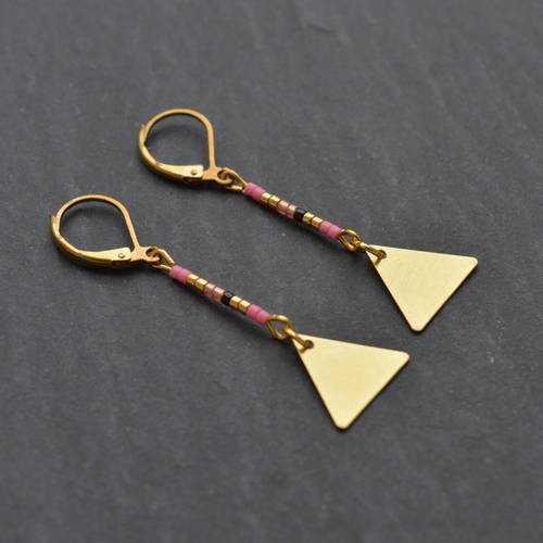 Boucles d'oreille &quot; delta &quot; composées de perles miyuki delicas ( perles japonaises) dans les teintes rose, pêche, noir 