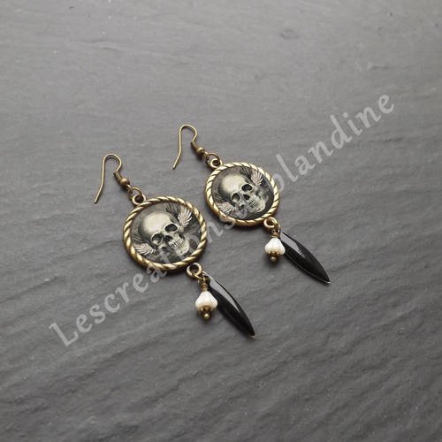 Boucles d'oreilles &quot; grey skull &quot; composées d'un support rond agrémenté d'une image 