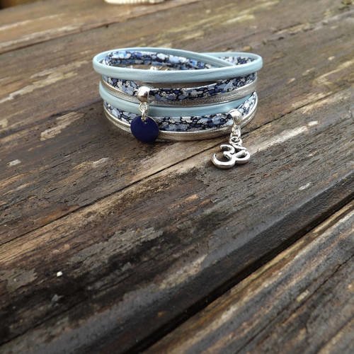 Bracelet 2 tours liberty &quot; lamia &quot; composé de liens en cuir bleu et argenté,sequin bleu en émail époxy et breloque om̐ 