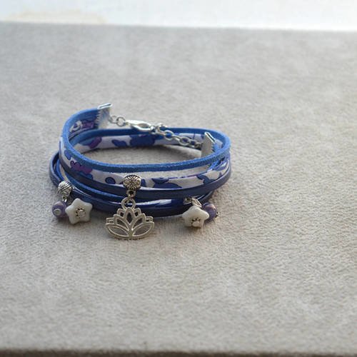Bracelet liberty &quot; blue flower  &quot; double tour composé de cuir, daim, perles en verre tchèque 