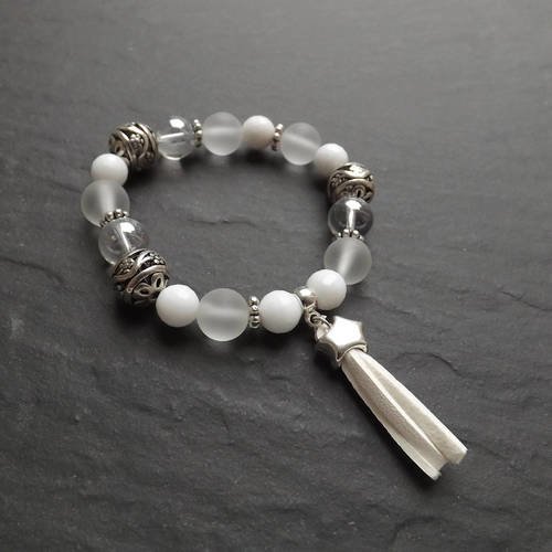 Bracelet &quot; frozen &quot; perles en verre transparents, quartz givré, agates blanches, perles en métal, daim , 
