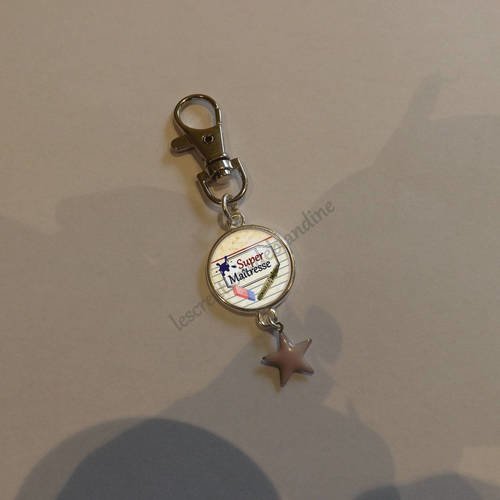 Porte clé &quot; special maitresse 3 &quot; composé d'une étoile écrue émaillée 