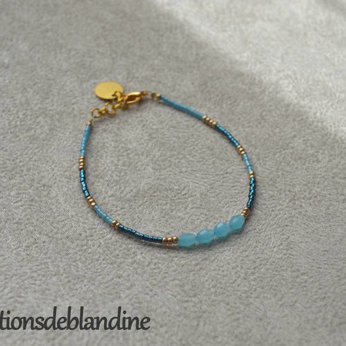 Bracelet fin composé de perles japonaises miyuki et perles en verre bleues 