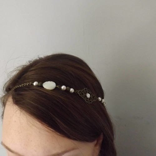 Headband &quot; émeline &quot; feuille en nacre et perles d'eau douce, cabochon en cristal de swarovski 