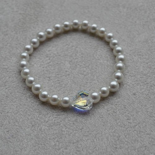 Bracelet en perles nacrées &quot; white pearl &quot; et coeur en cristal de swarovski véritable sur fil élastique 