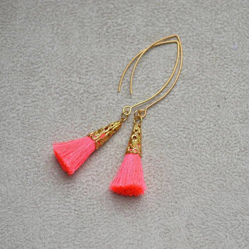 Boucles d'oreille &quot; laurine &quot; composées d'apprêts en plaqué or et pompon en coton rose fluo 