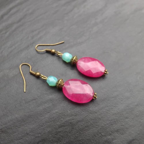 Boucles d'oreille &quot;mathilda&quot; composé de perles en agate fuchsia et cristal vert lagon