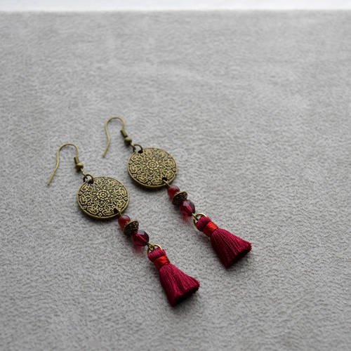 Boucles d'oreille  ethniques &quot; kamille&quot; composées de perles en verre tchèque aux tons rouge bordeaux