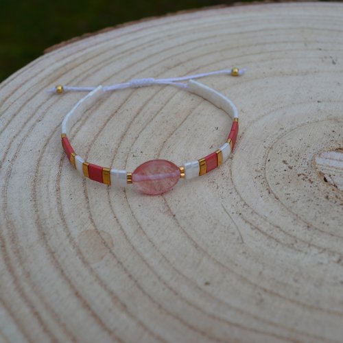 Bracelet miyuki tila & perle en quartz cerise,  blanc, rouge rosé, plaqué or, finition macramé